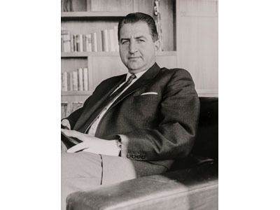Portrait von Paul Riegel, der in einem Sessel sitzt, in schwarz-weiß