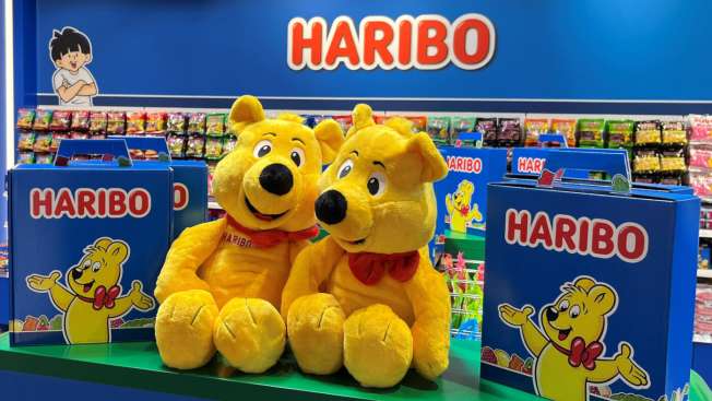 Das Sortiment im HARIBO-Shop Rostock mit zwei Plüsch-Goldbären.