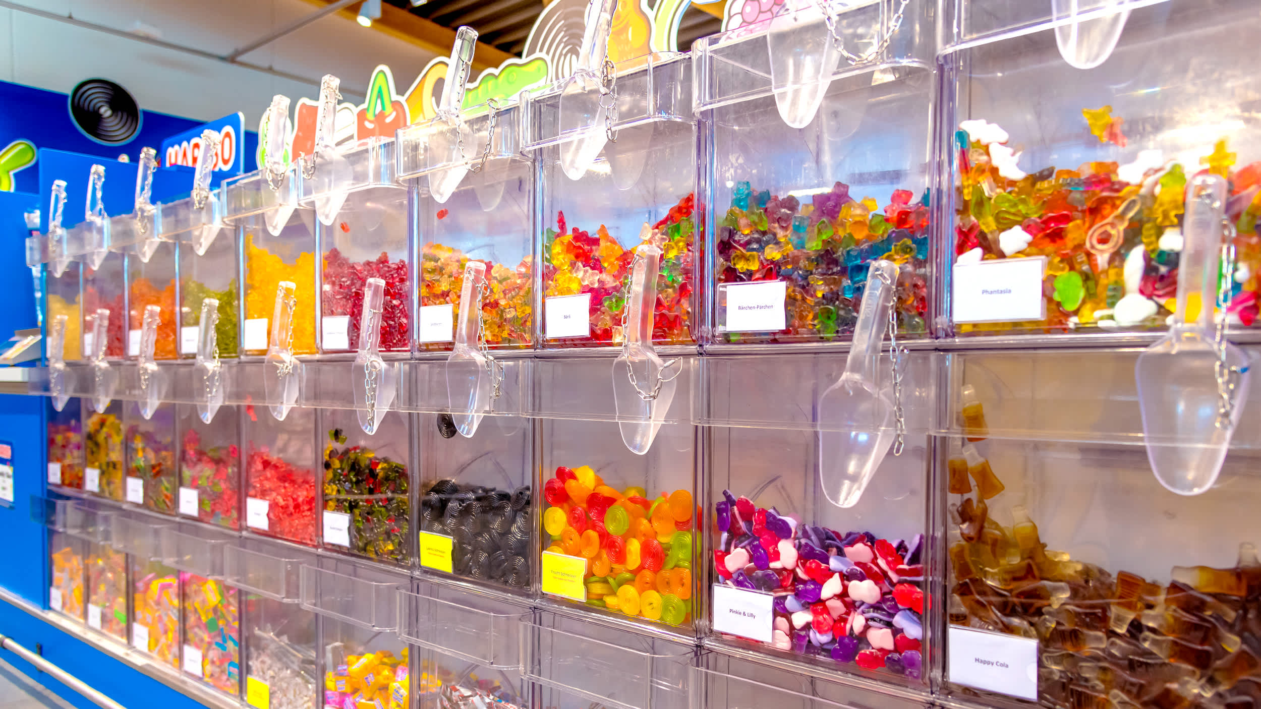 Durchsichtige Boxen mit verschiedenen HARIBO Produkten aus einem HARIBO Shop