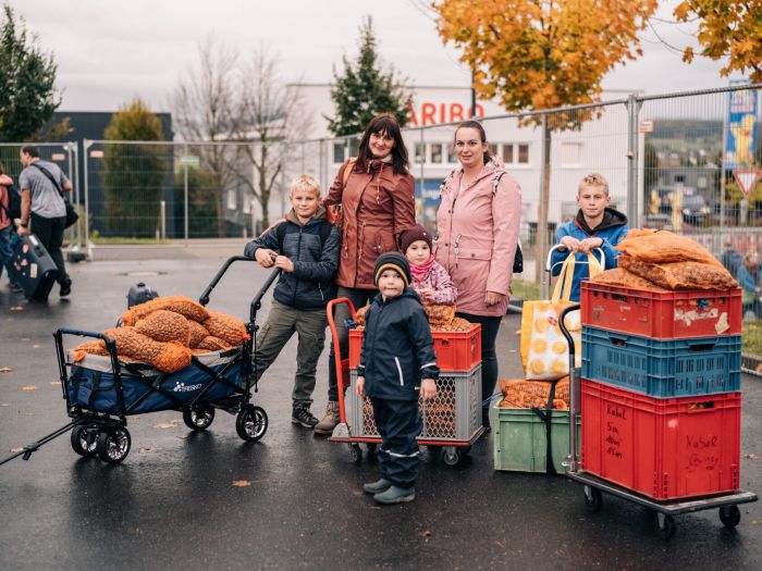 Eine Familie mit ihren gesammelten Waldfrüchten