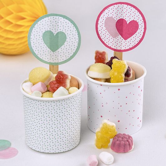 Papierbecher gefüllt mit vielen verschiedenen HARIBO Produktstücken