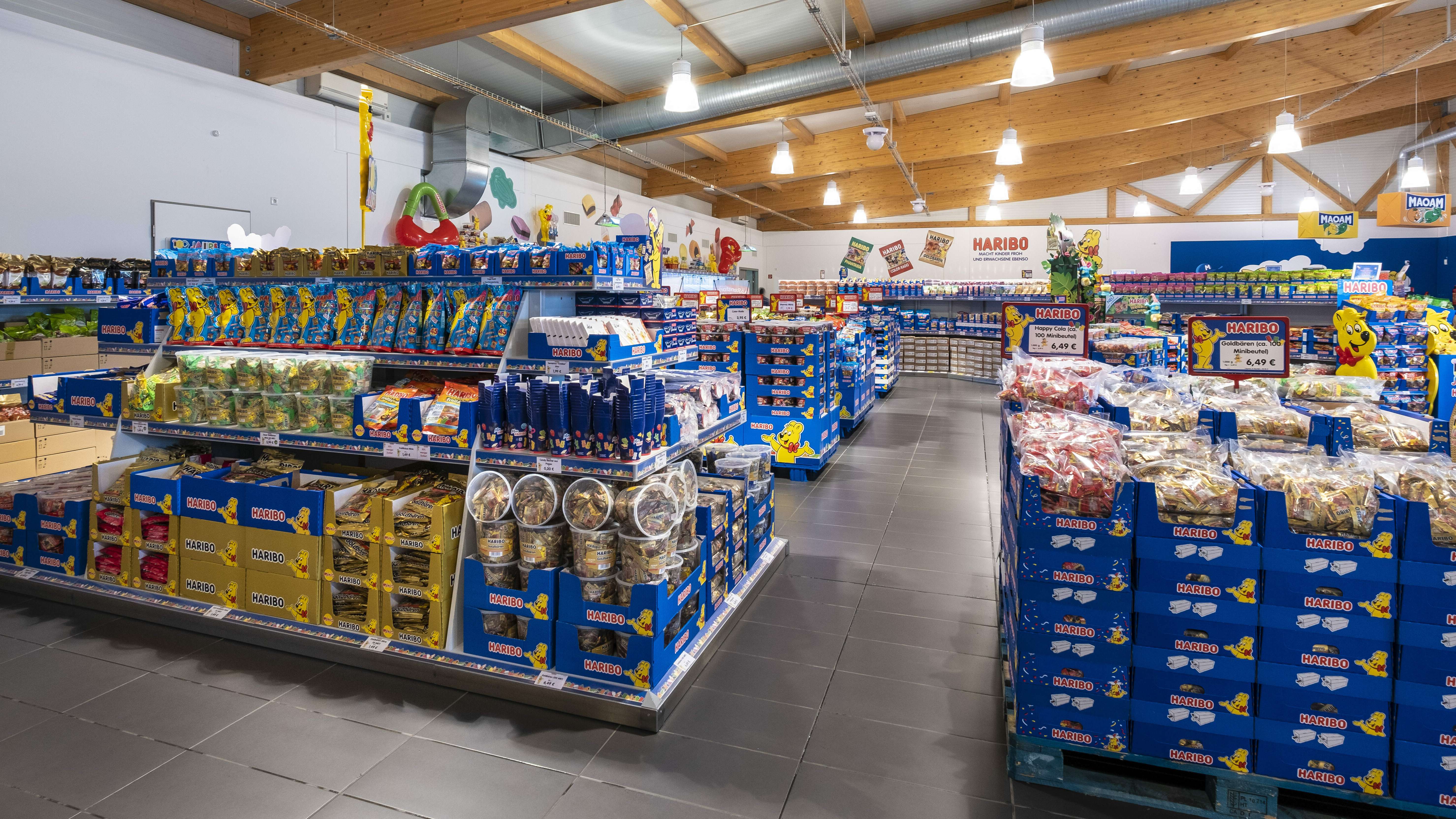 Aufnahme der HARIBO Fabrikverkauf Innenansicht mit Fokus auf verschiedene Produkte