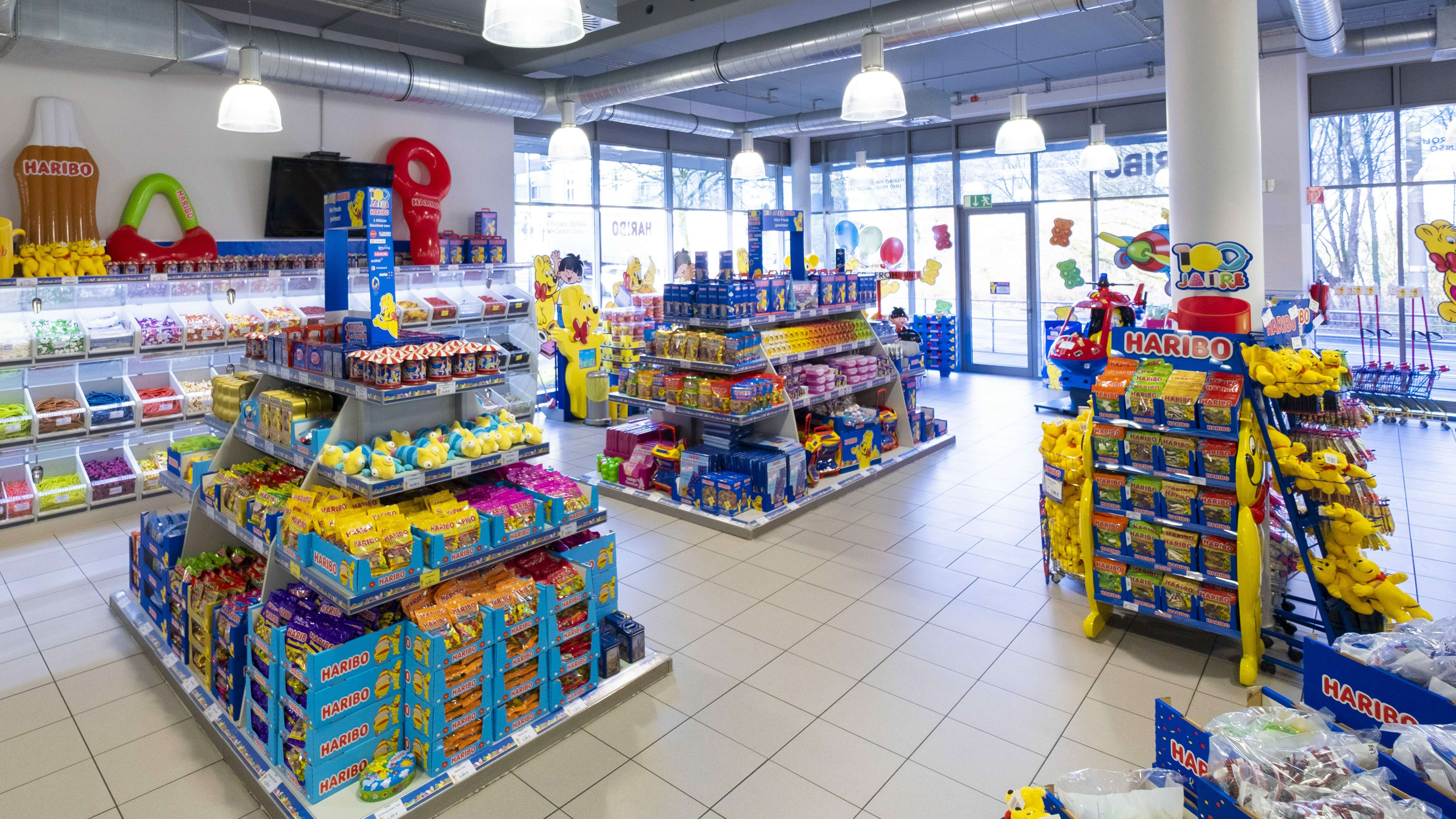 Innenansicht eines HARIBO Fabrikverkaufs mit verschiedenen Produkten