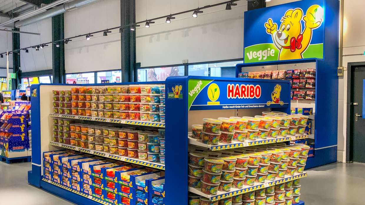 Veggie-Regal gefüllt mit leckeren Süßwaren im HARIBO-Shop Mülheim Kärlich