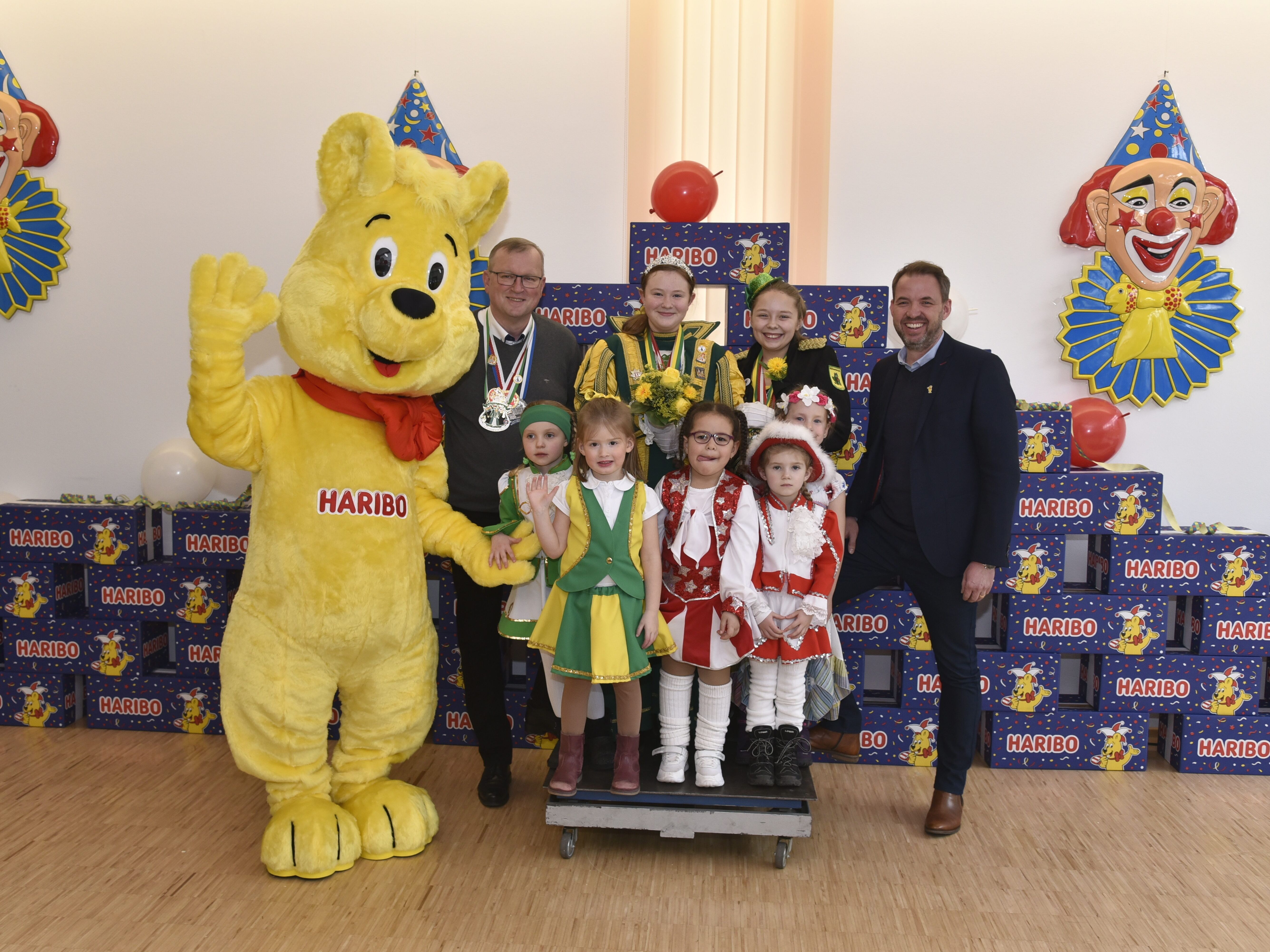 Gruppenfoto von kostümierten Kindern auf Waage und Goldbär.