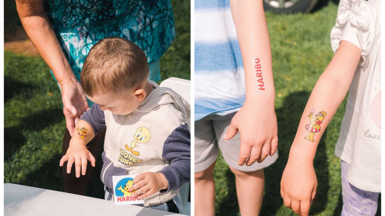 Dwa zdjęcia przedstawiające uczestników Roadshow z tatuażami zmywalnymi HARIBO