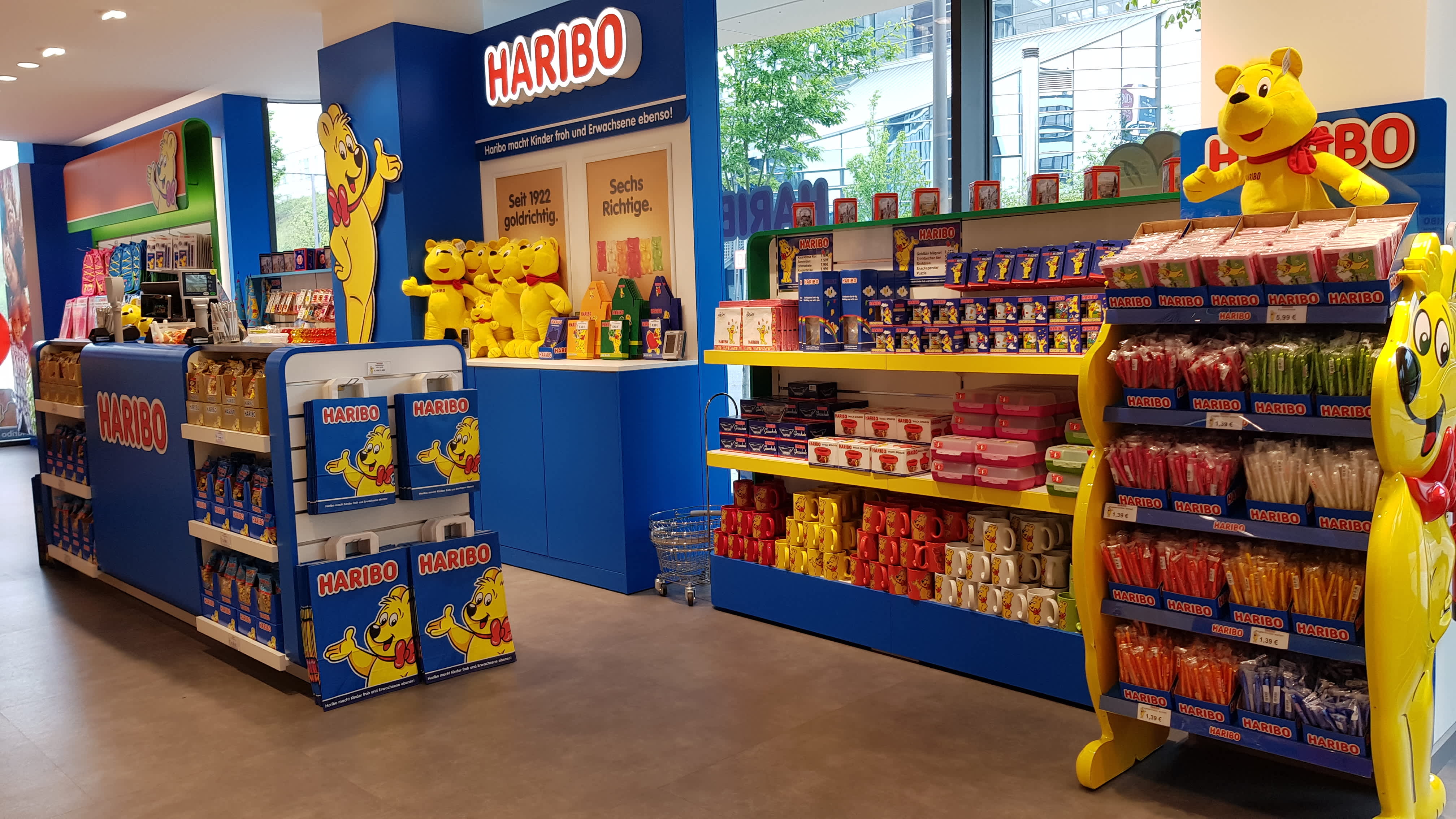 Aufnahme aus HARIBO Shop Montabaur mit verschiedenen Produkten