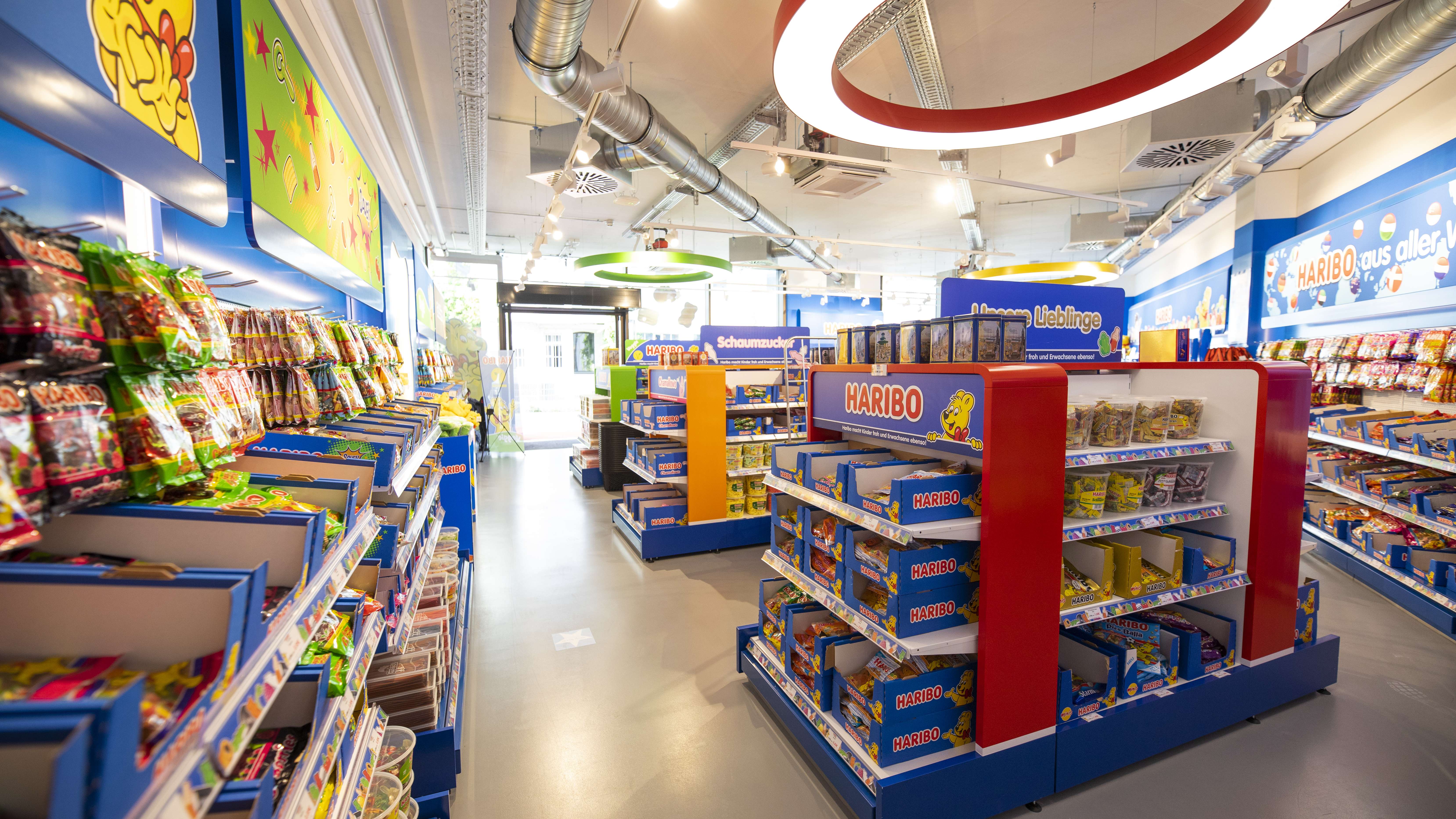 Aufnahme aus dem HARIBO Shop Metzingen mit verschiedenen Produktregalen