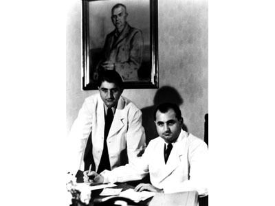 Paul und Hans Riegel ca. 1950 hinter einem Schreibtisch im Büro