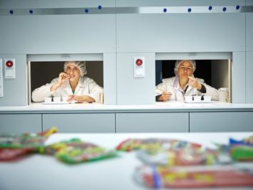 Zwei Frau testen HARIBO-Produkte im Sensorikraum bei HARIBO in Grafschaft