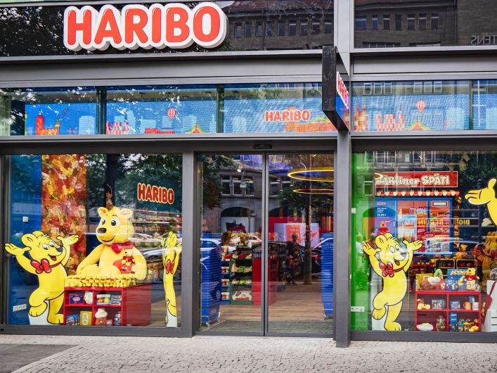 Der Eingang und die bunten Schaufenster des HARIBO-Shops Berlin.