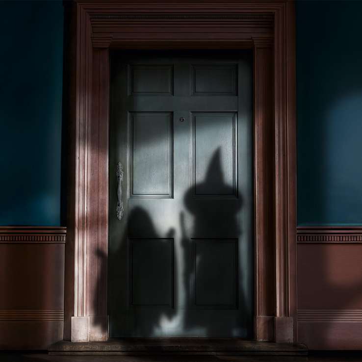 Zwei Schatten von Gespenstern vor einer Tür