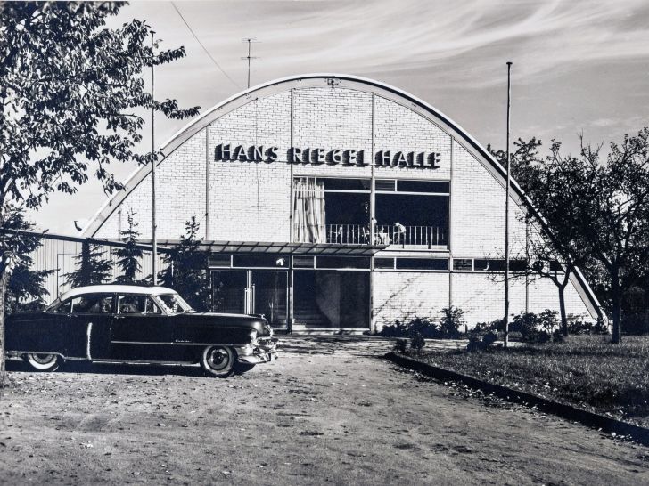 Schwarz-weiß Foto aus den 1950er Jahren von der Hans Riegel Halle in Kessenich.