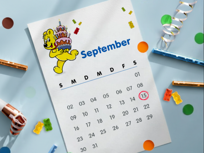 Ein Kalenderblatt für September zeigt die Tage der Woche, umgeben von bunten Süßigkeiten und Party-Accessoires. In großen, blauen Buchstaben steht "Schritt für Schritt", was auf die Organisation einer Geburtstagsfeier hinweist. Das Bild bietet eine einladende Atmosphäre, die perfekt für die Planung von Geburtstagsparty Ideen ist, und zeigt, wie man eine Geburtstagsfeier planen kann.