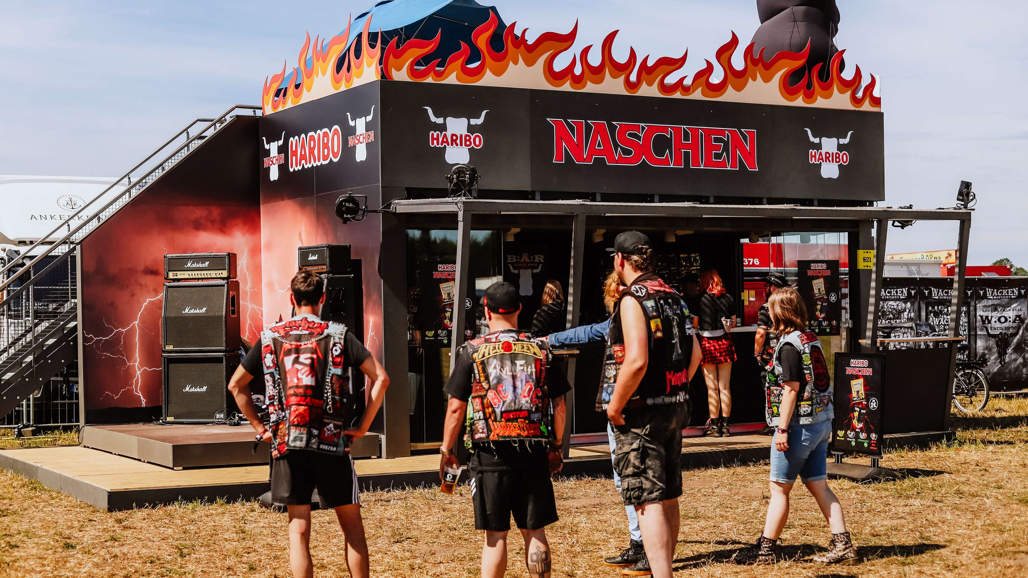 Menschen vor dem HARIBO-Naschen-Stand auf dem Wacken Open Air