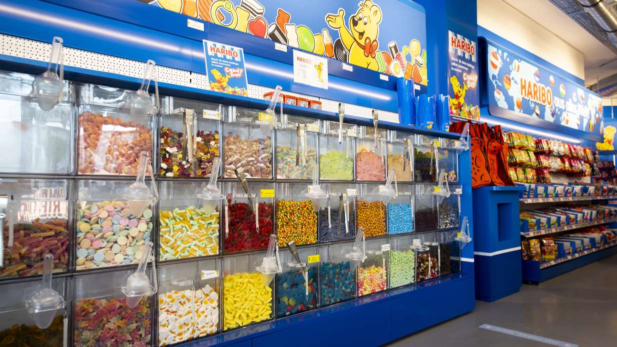 Produktvielfalt der Candy Bar im HARIBO Shop Metzingen