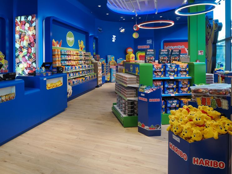 Der HARIBO-Shop Hamburg mit Regalen voller Fruchtgummi und Fanartikel.