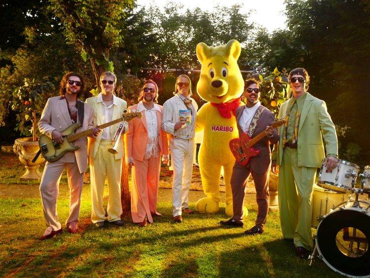 Der HARIBO-Goldbär zusammen mit der Band Roy Bianco & Die Abbrunzati Boys