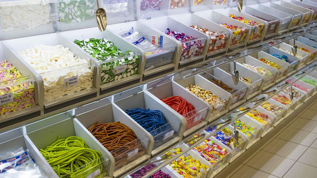 Verschiedene HARIBO Produkte in einer Candy Bar aus dem HARIBO Fabrikverkauf