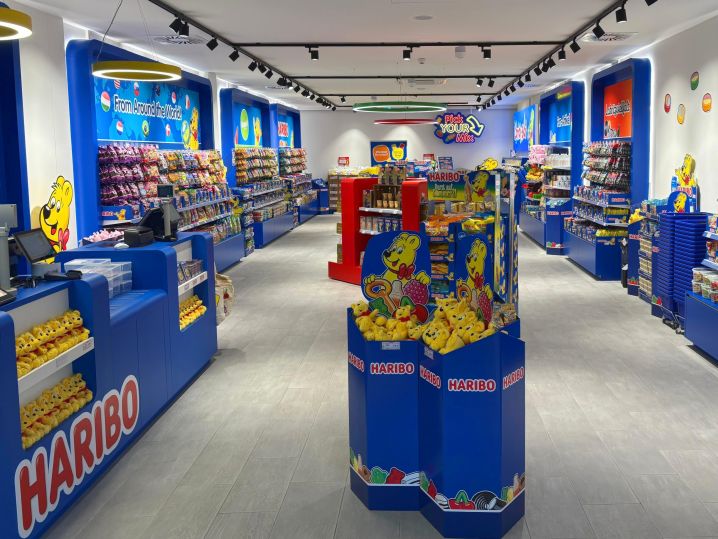 Der HARIBO Shop Wustermark von innen mit Regalen voller Fruchtgummi