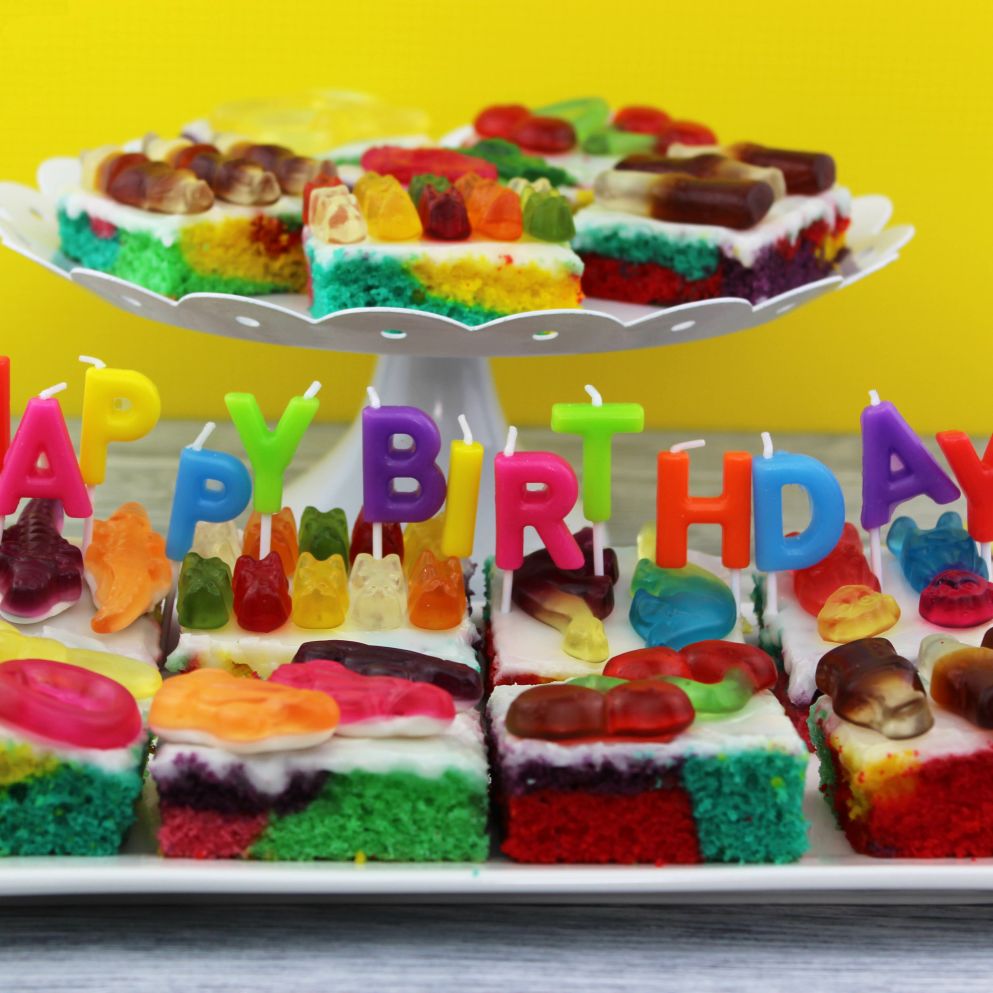 Gâteau d'anniversaire coloré avec bonbons Phantasia