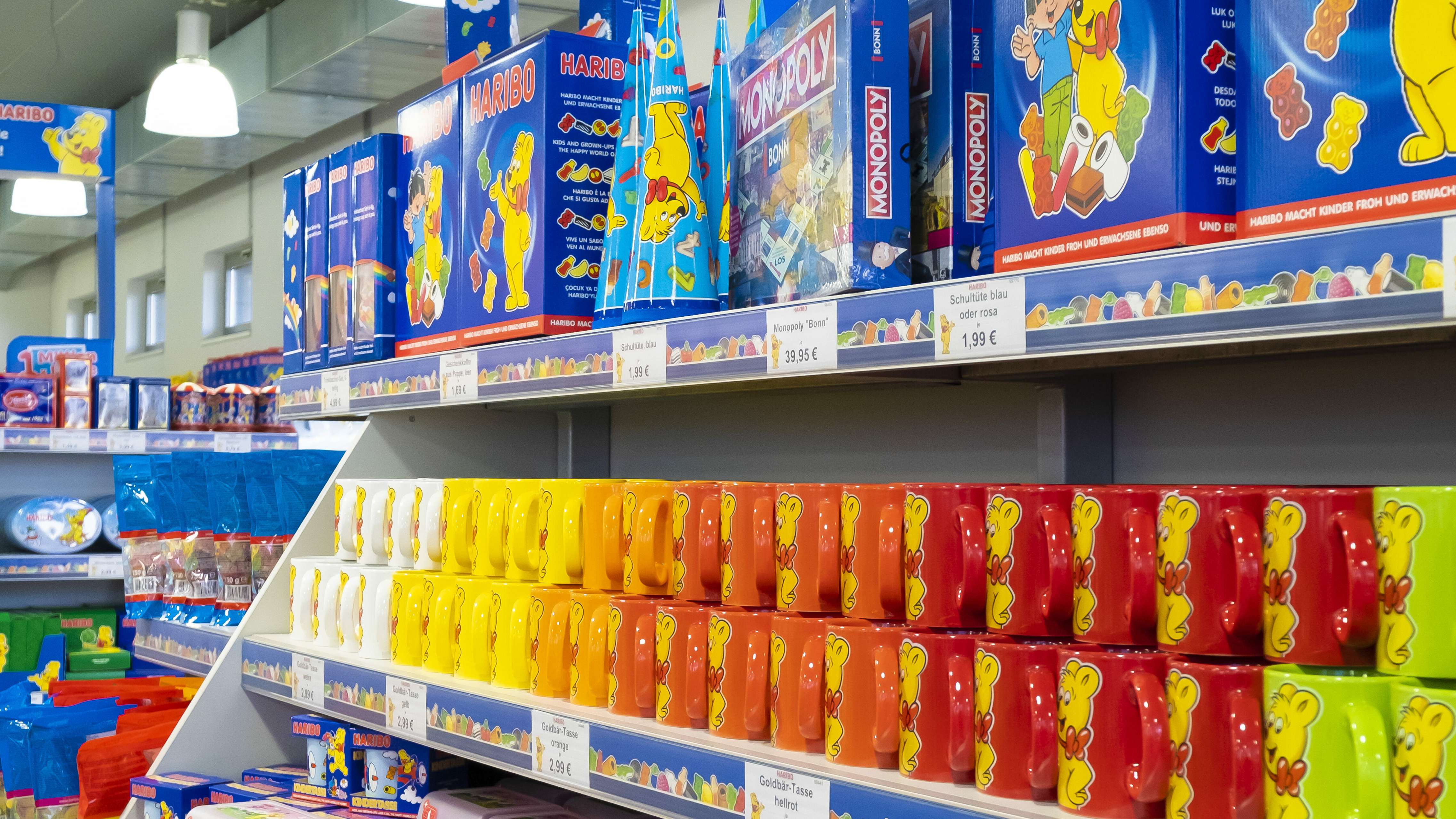 Aufnahme aus HARIBO Fabrikverkauf mit Fokus auf HARIBO Tassen