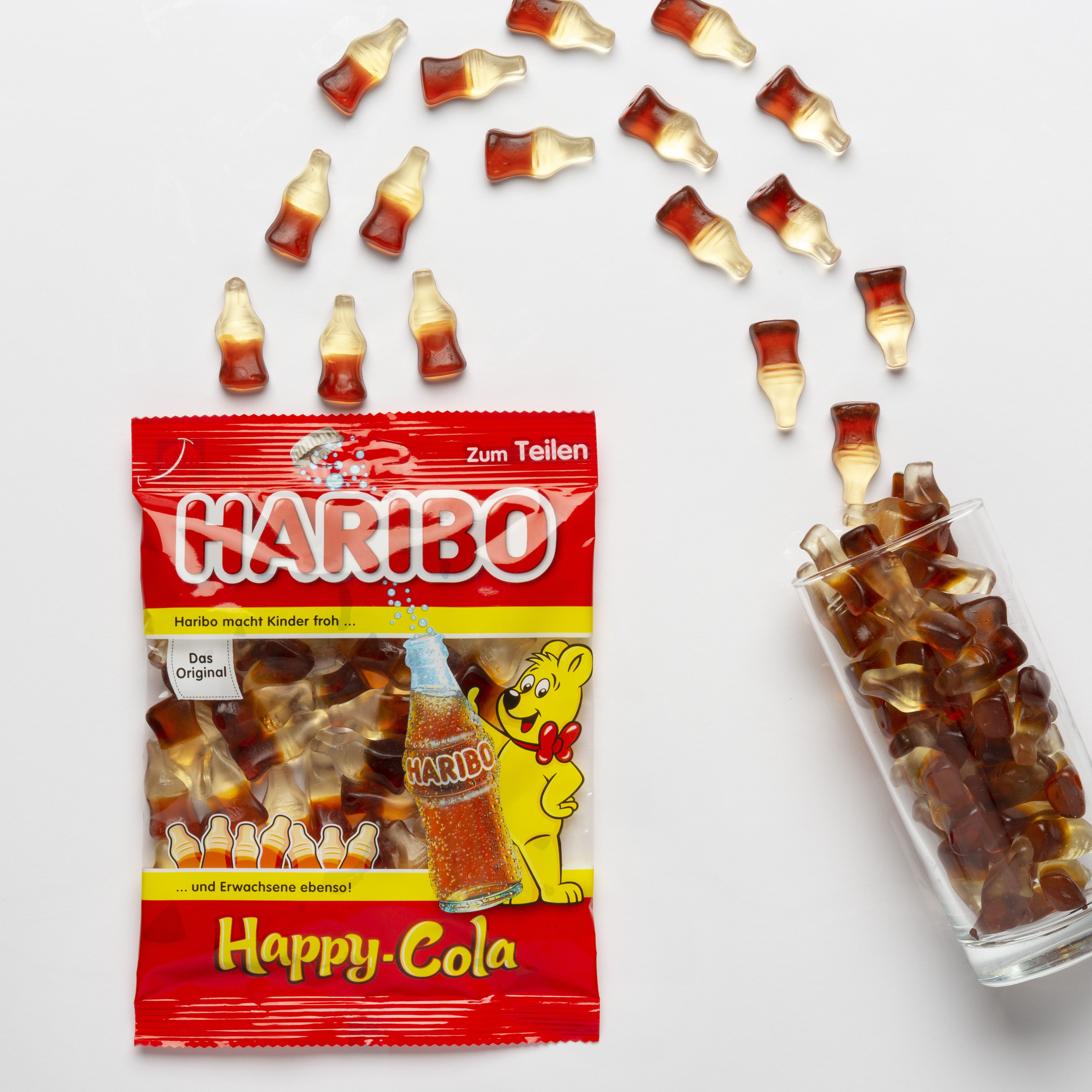 Happy Cola Produktstücke in einem Trinkglas