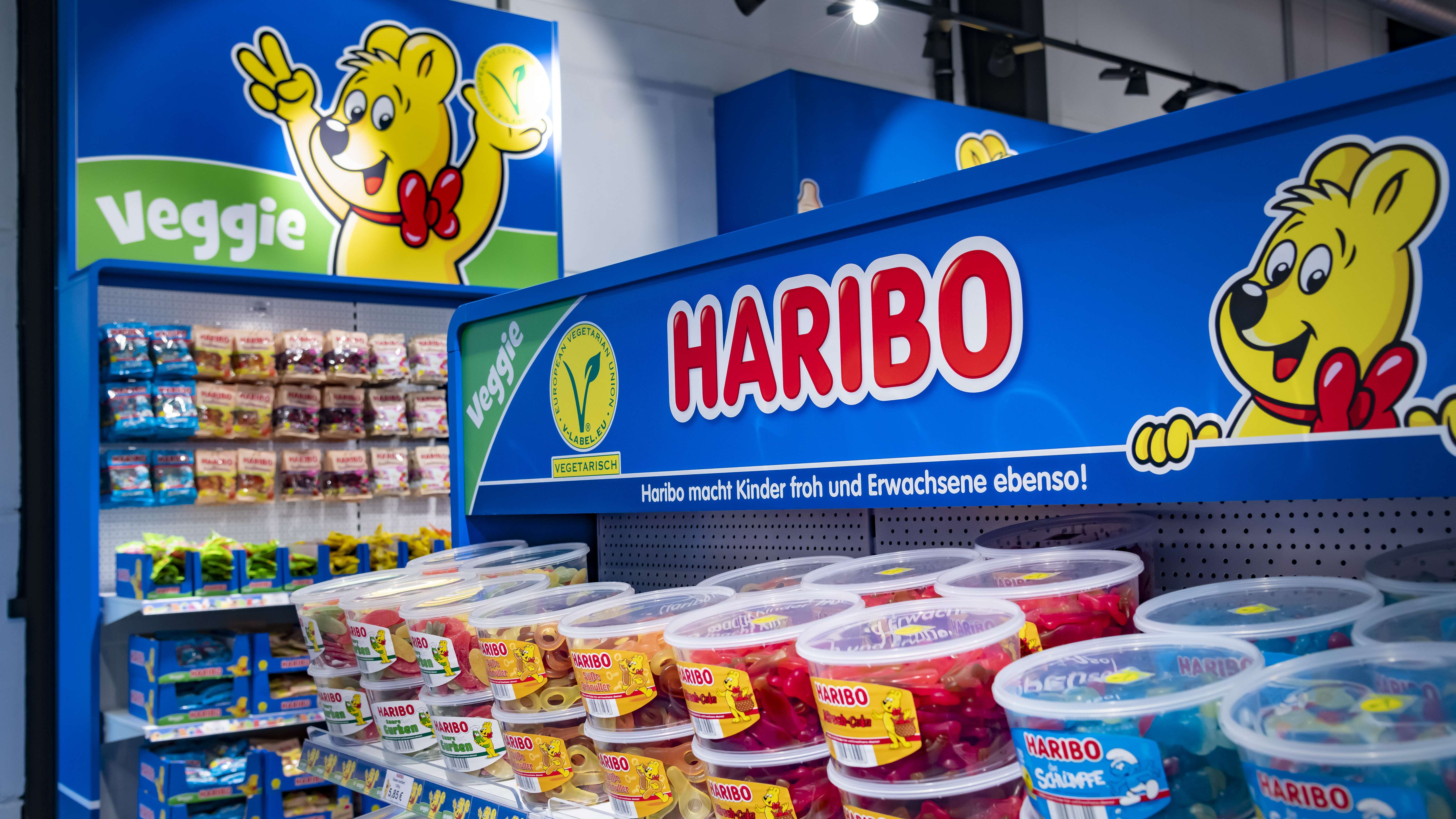 Innenaufnahme vom Veggie-Regal in einem HARIBO-Shop.