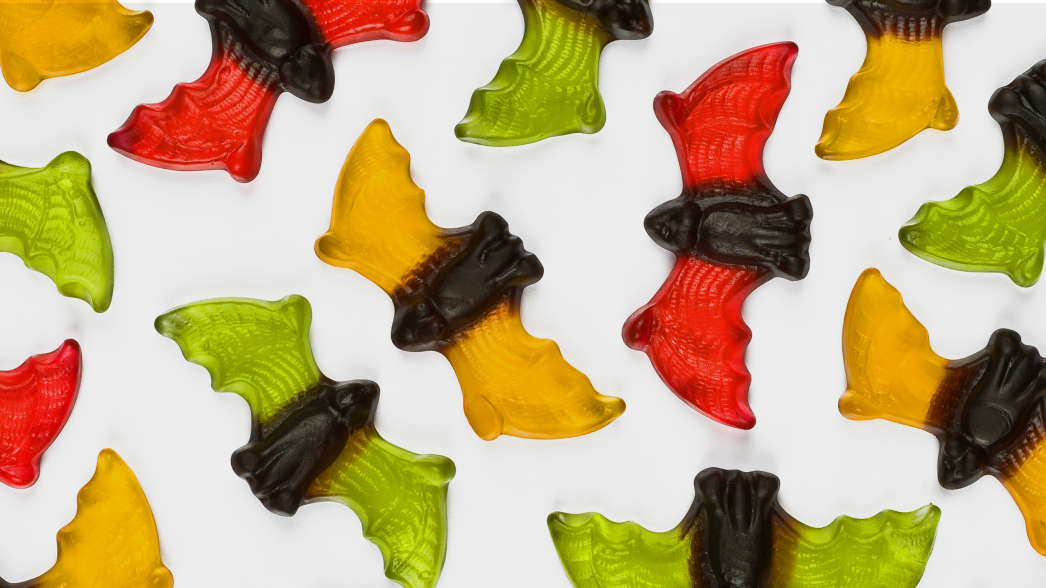 Vampyrformade sötsaker gjorda av vingummi och lakrits