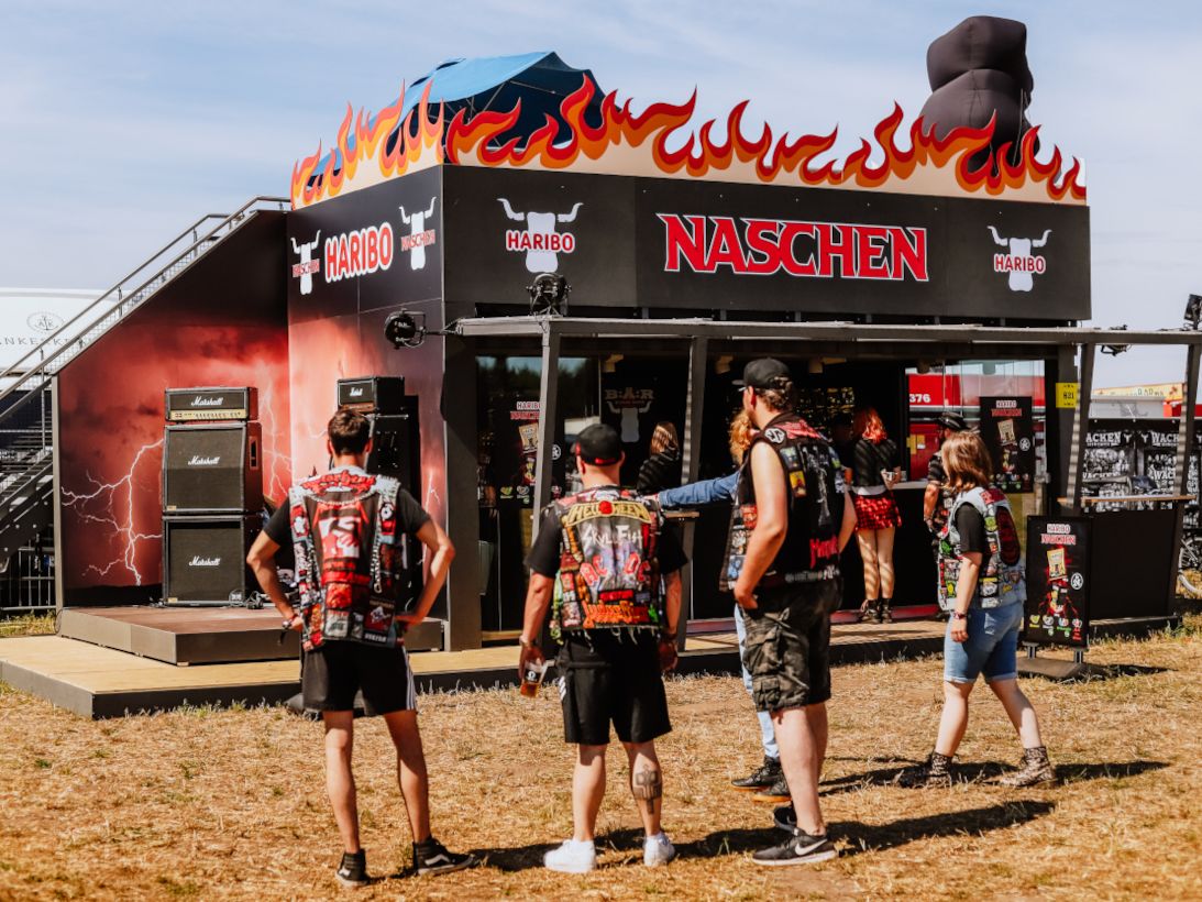 Menschen vor dem HARIBO-Naschen-Stand auf dem Wacken Open Air