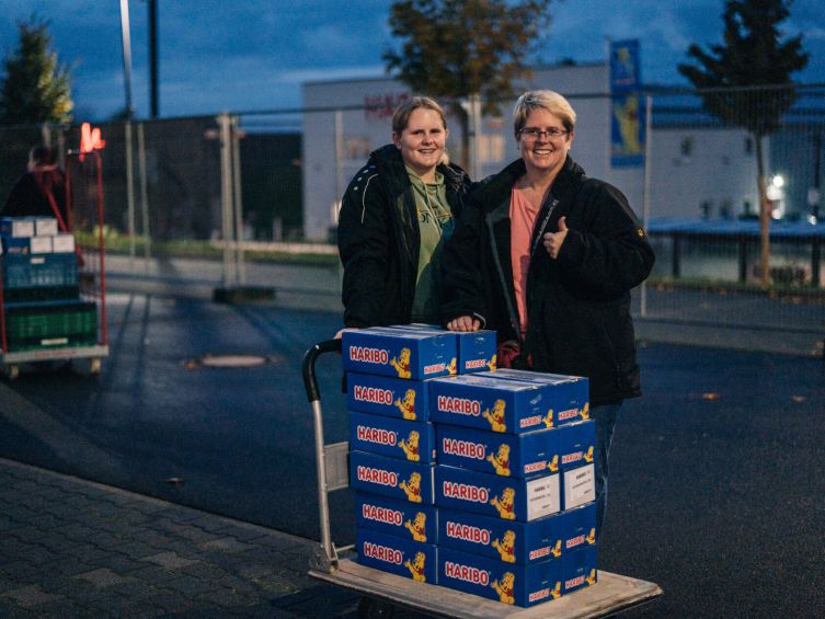 Zwei Personen zeigen die eingetauschten HARIBO-Produkte