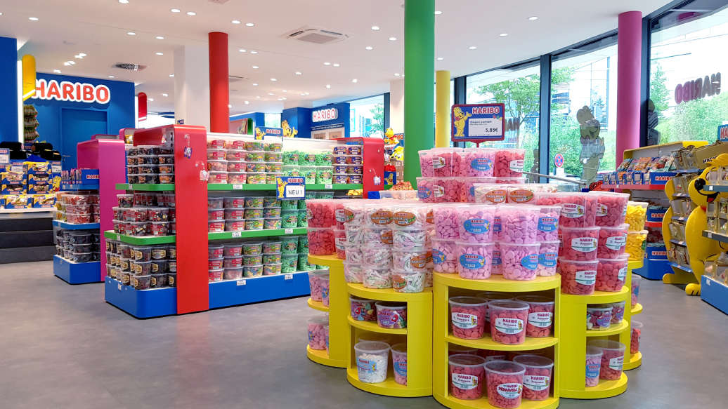 Bunte HARIBO-Vielfalt und eine Candybar im HARIBO Shop in Montabaur - hier ist für jeden etwas dabei.