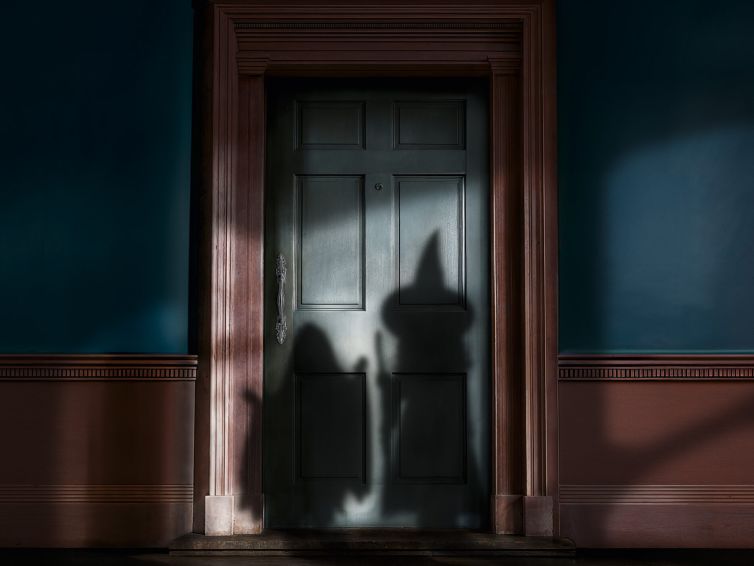 Zwei Schatten von Gespenstern vor einer Tür