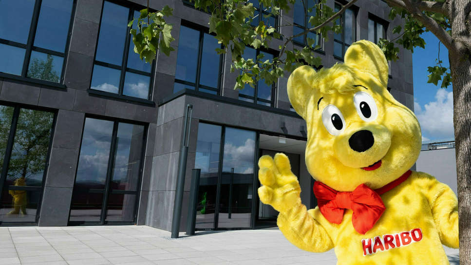 L’Ours d’or, la mascotte de HARIBO, devant le bâtiment de l’entreprise.