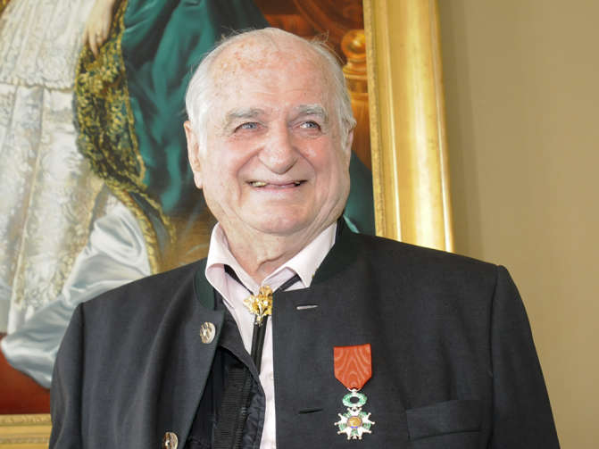 Fransız onur lejyonu madalyası ile Dr. Hans Riegel