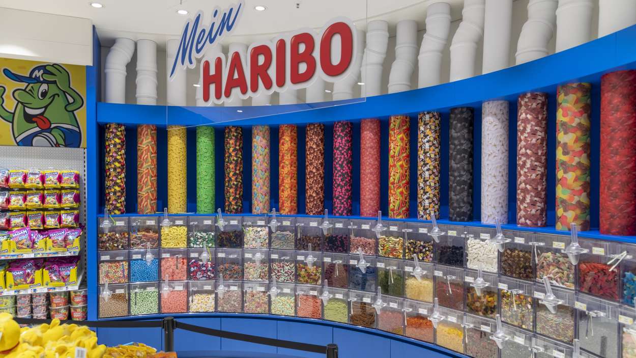 Candy Bar mit vielen, verschiedenen Produkten im HARIBO Shop Oberhausen