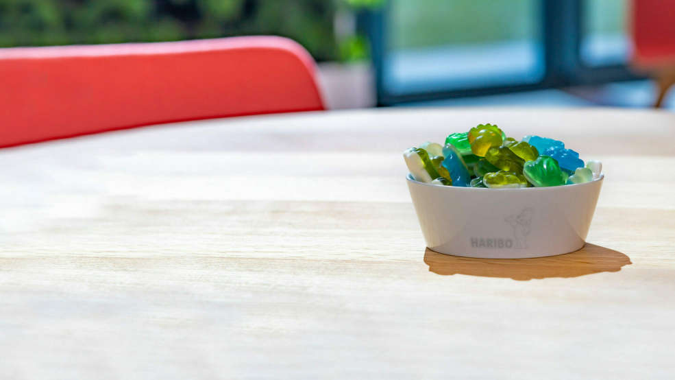 Farvestrålende HARIBO produktstykker ligger i en skål på et bord