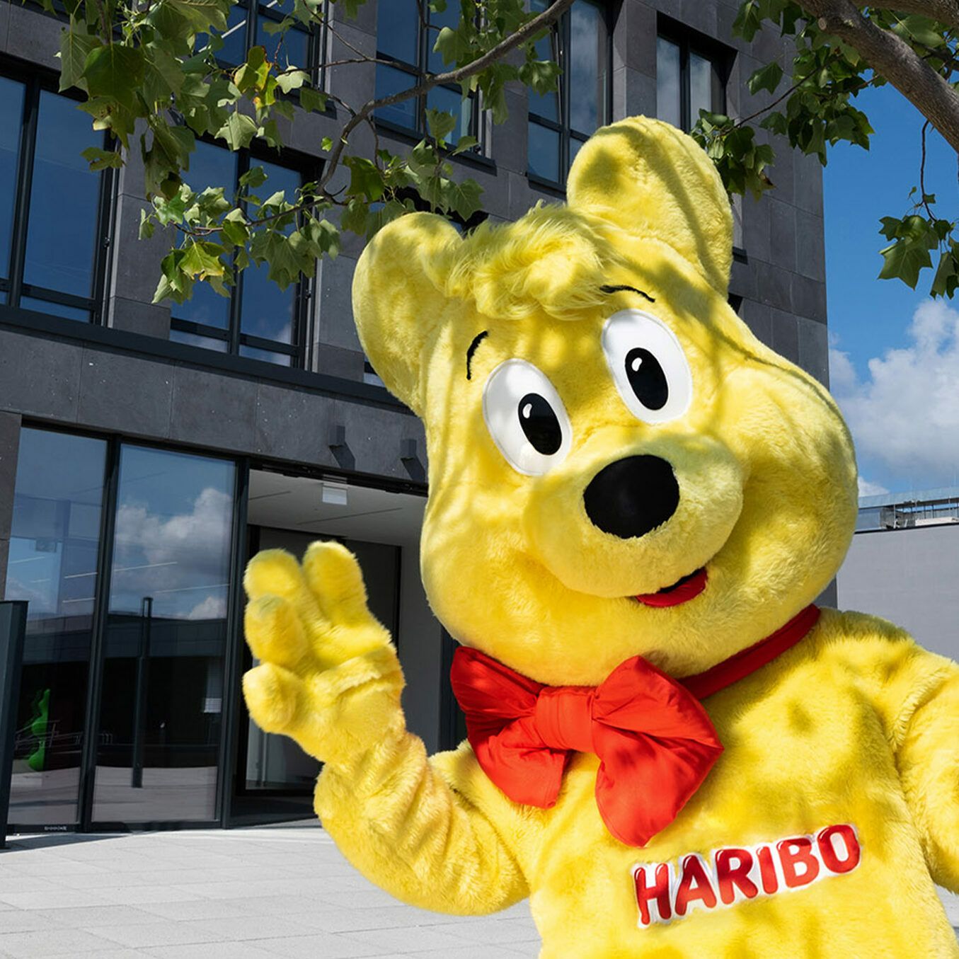 L’Ours d’or, la mascotte de HARIBO, devant le bâtiment de l’entreprise.