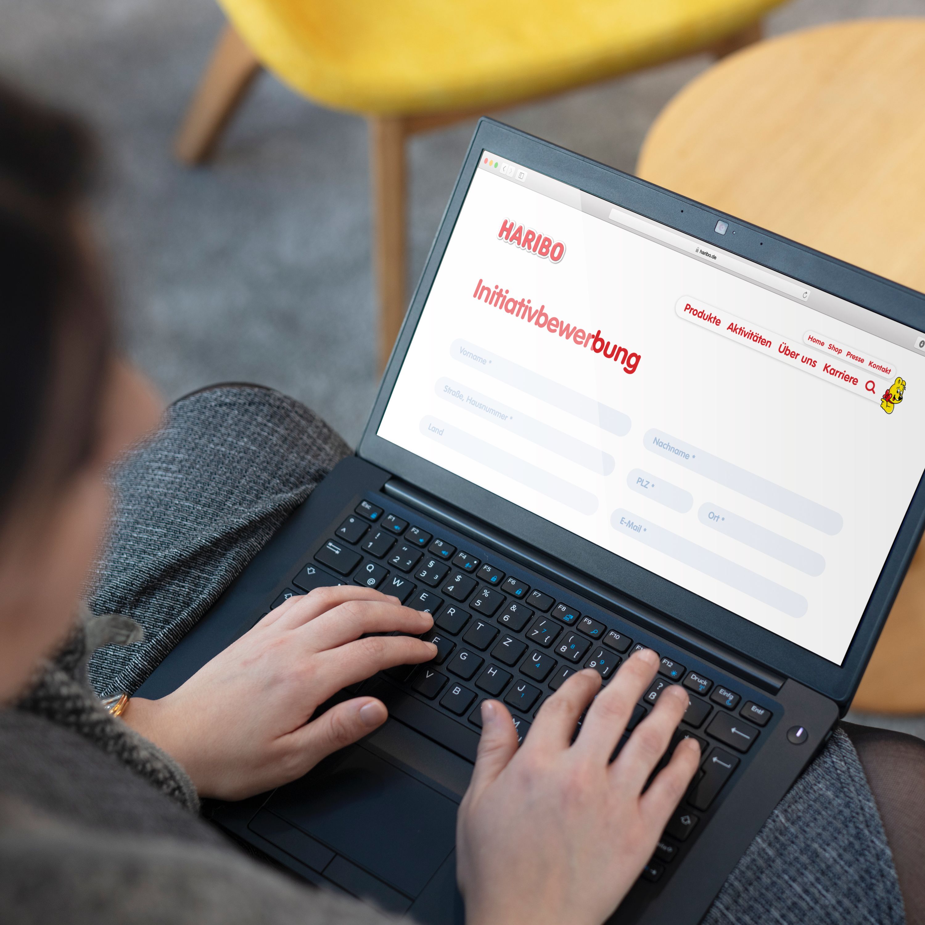 Laptop-Bildschirm mit Formular für Initiativbewerbungen