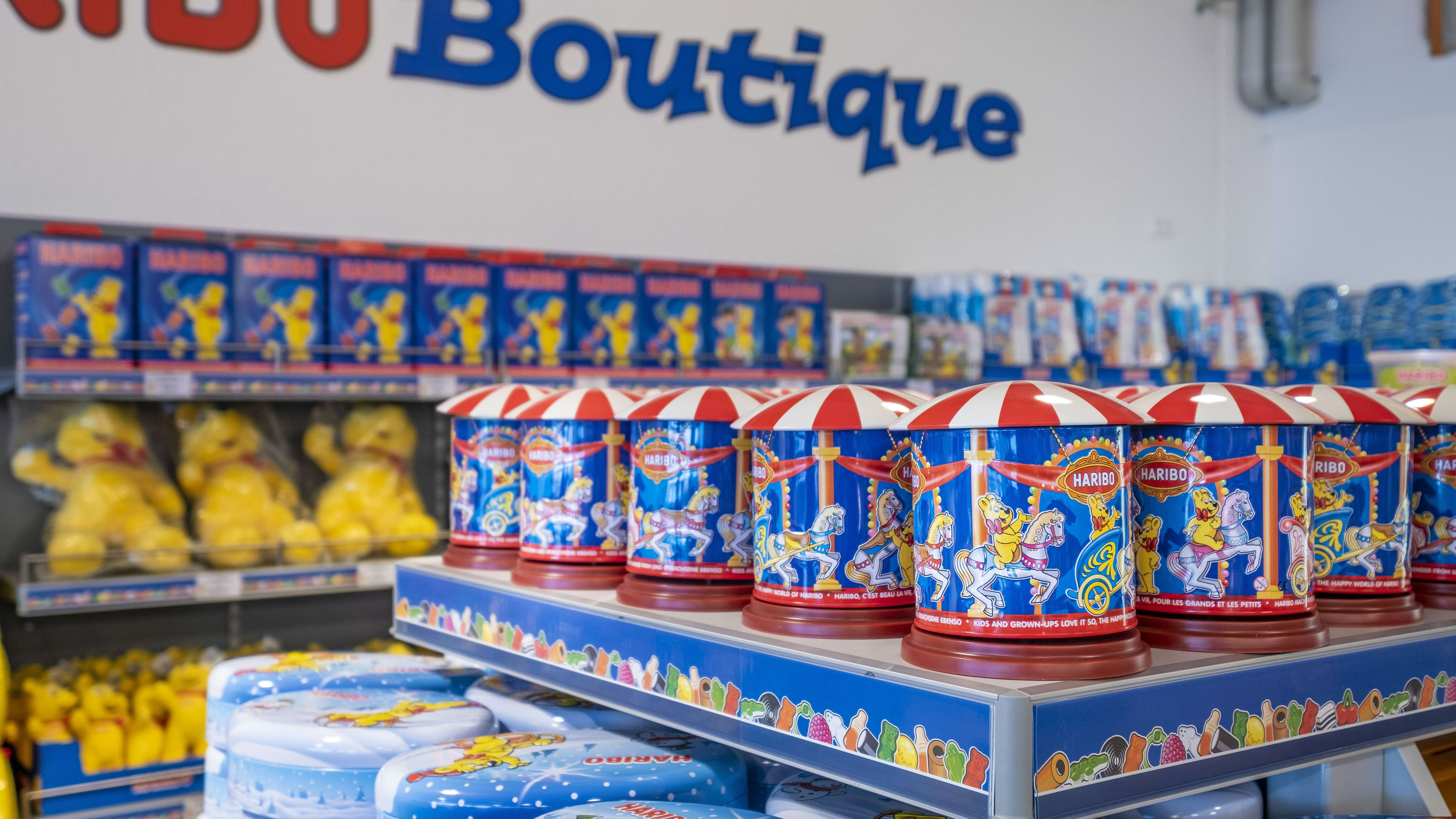 Innenansicht eines HARIBO Fabrikverkaufs mit HARIBO Dekorationen