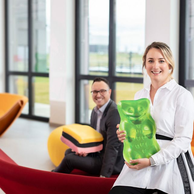 Employee, woman upfront, gummy prop (career, M005, Teaser, 4:3)