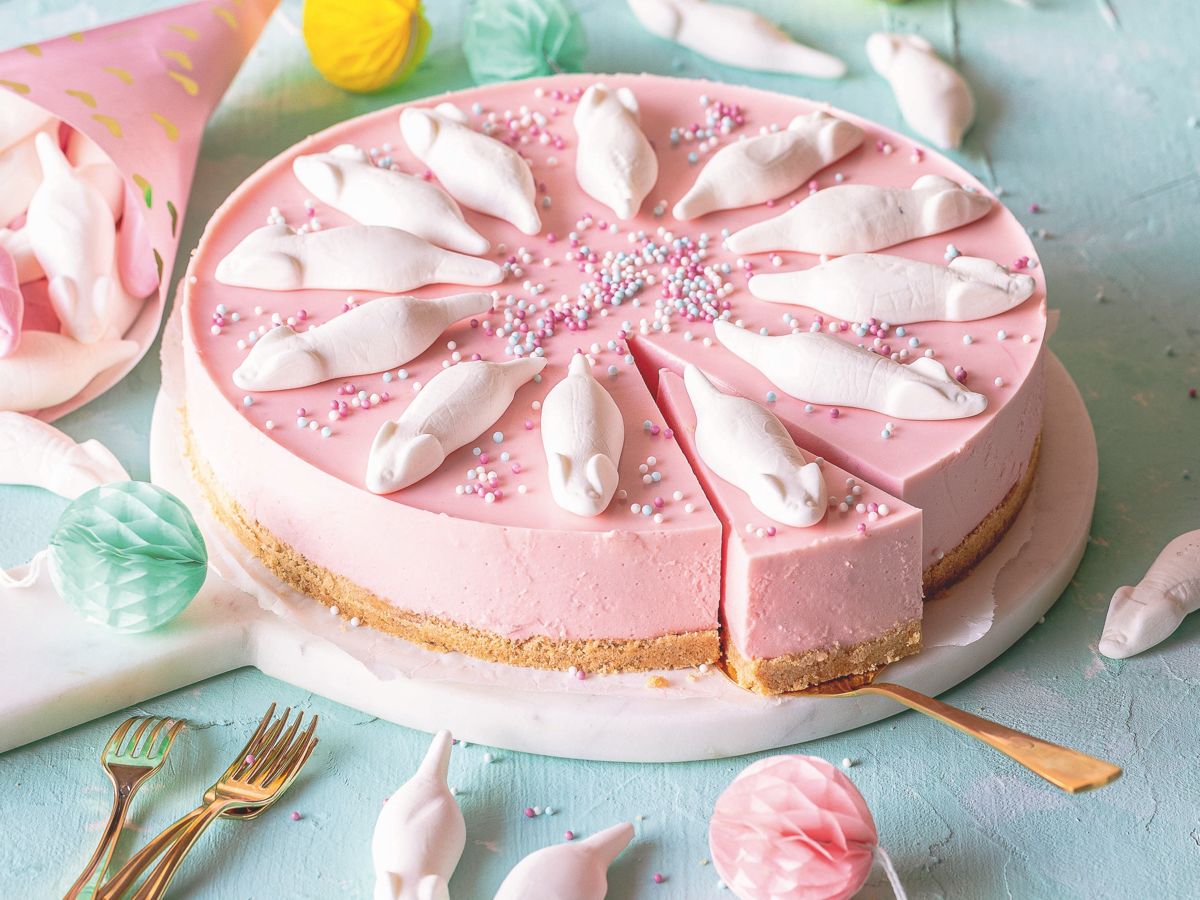 Rosa Cheesecake mit HARIBO Süßen Mäusen verziert