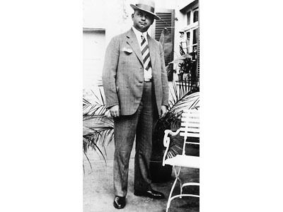 HARIBO-Unternehmensgruender Hans Riegel senior mit Anzug und Hut in den 1930er Jahren in schwarz-weiß