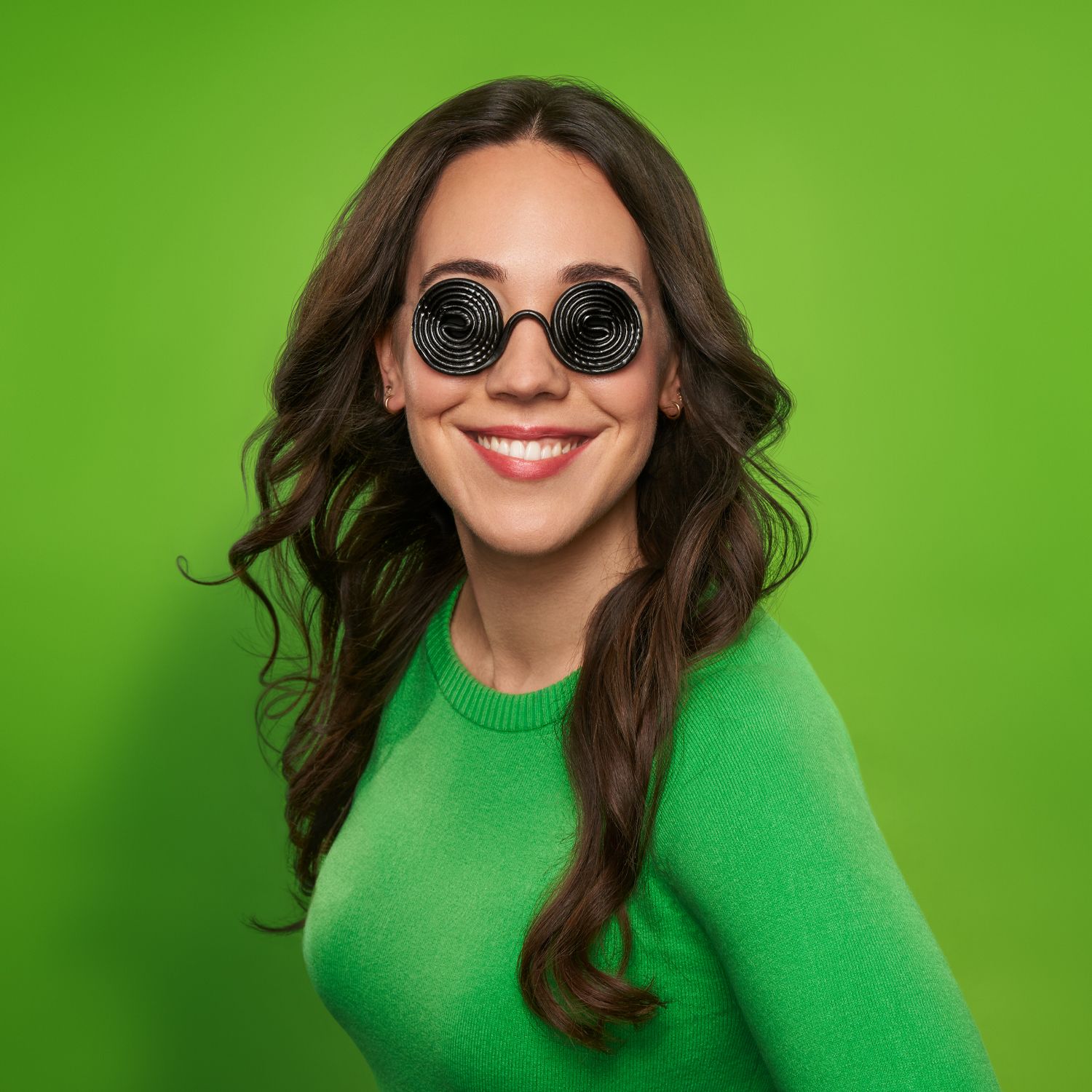 Mitarbeiterin trägt eine Brille aus Lakritzschnecken.