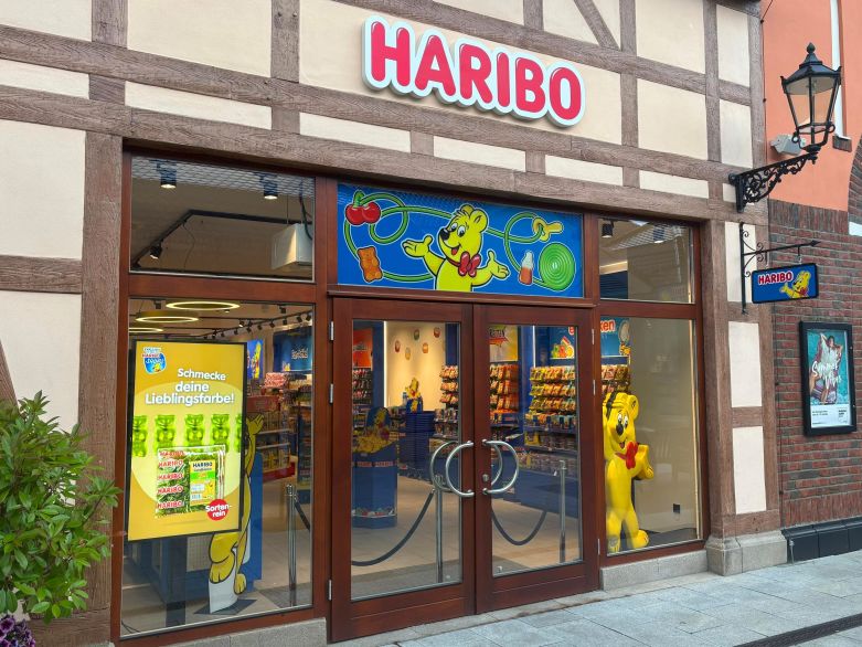Der Eingang zum HARIBO Shop Wustermark mit HARIBO-Logo über der Tür