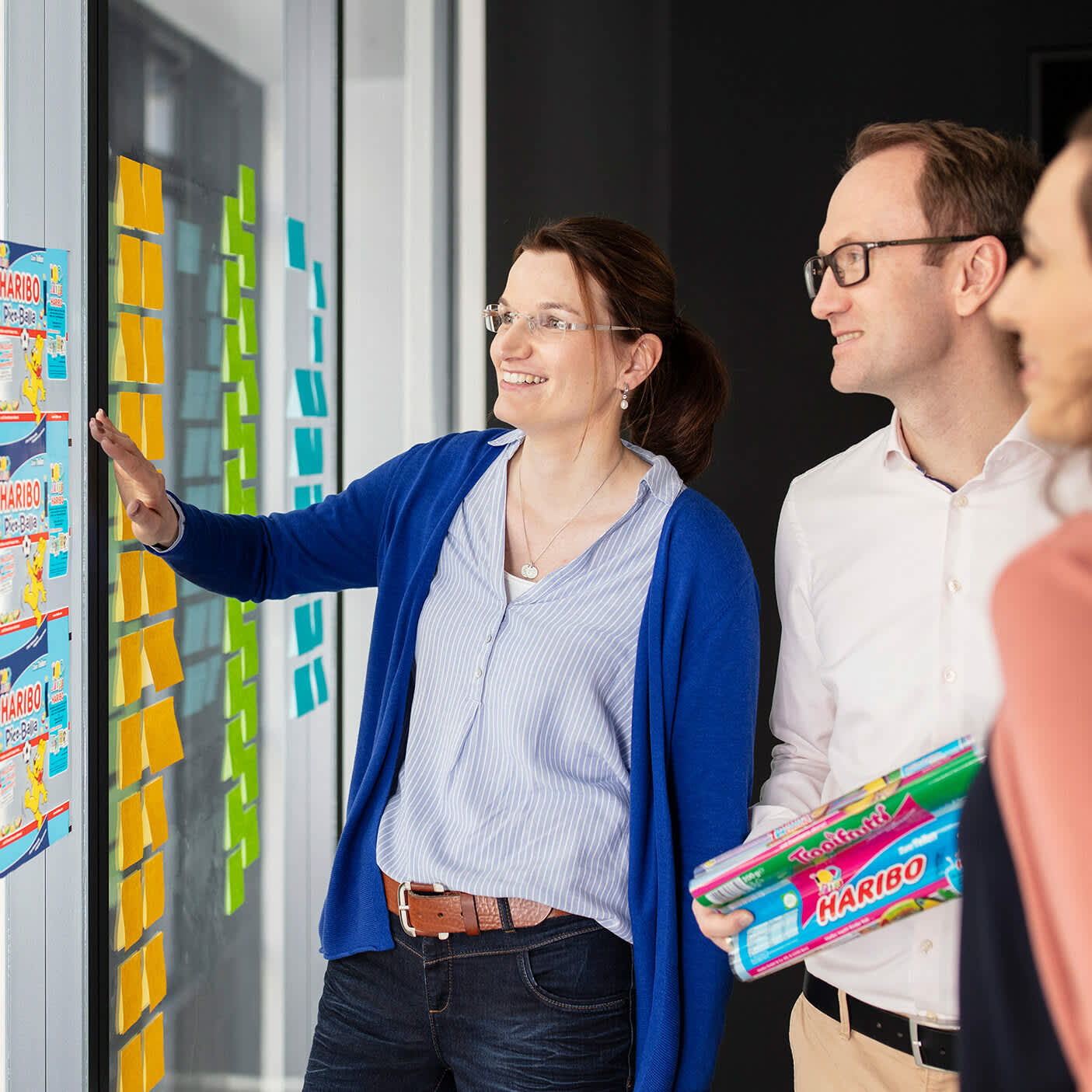 HARIBO-Mitarbeiterin vor einer Wand mit bunten Post-its