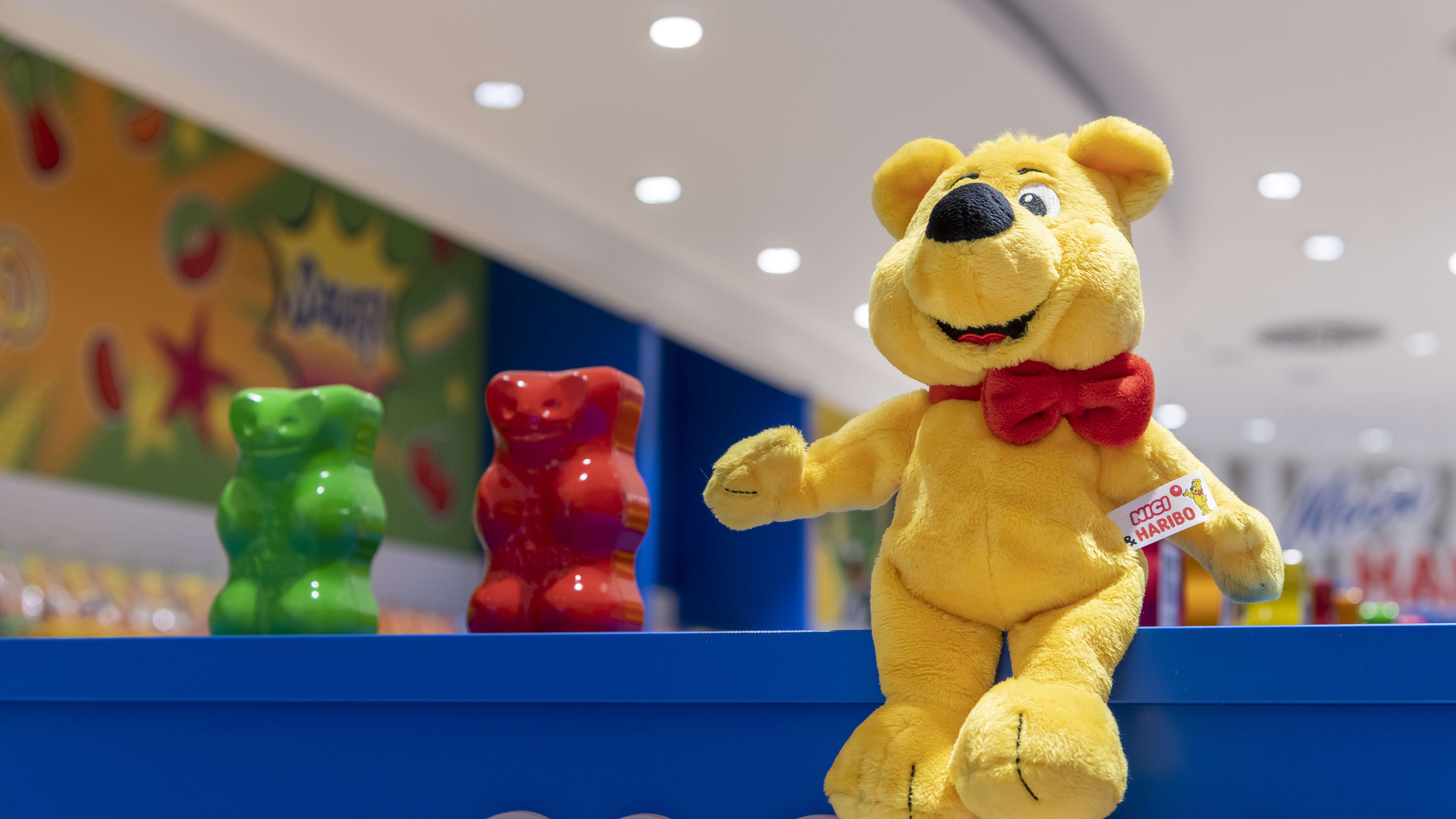 Aufnahme aus HABRIO SHOP in Oberhausen mit Fokus auf Plüsch-Goldbär