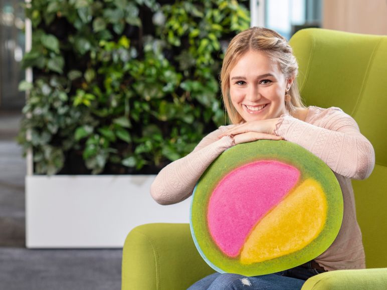 HARIBO-Mitarbeiter mit einem freundlichen, auffordernden Blick in die Kamera.