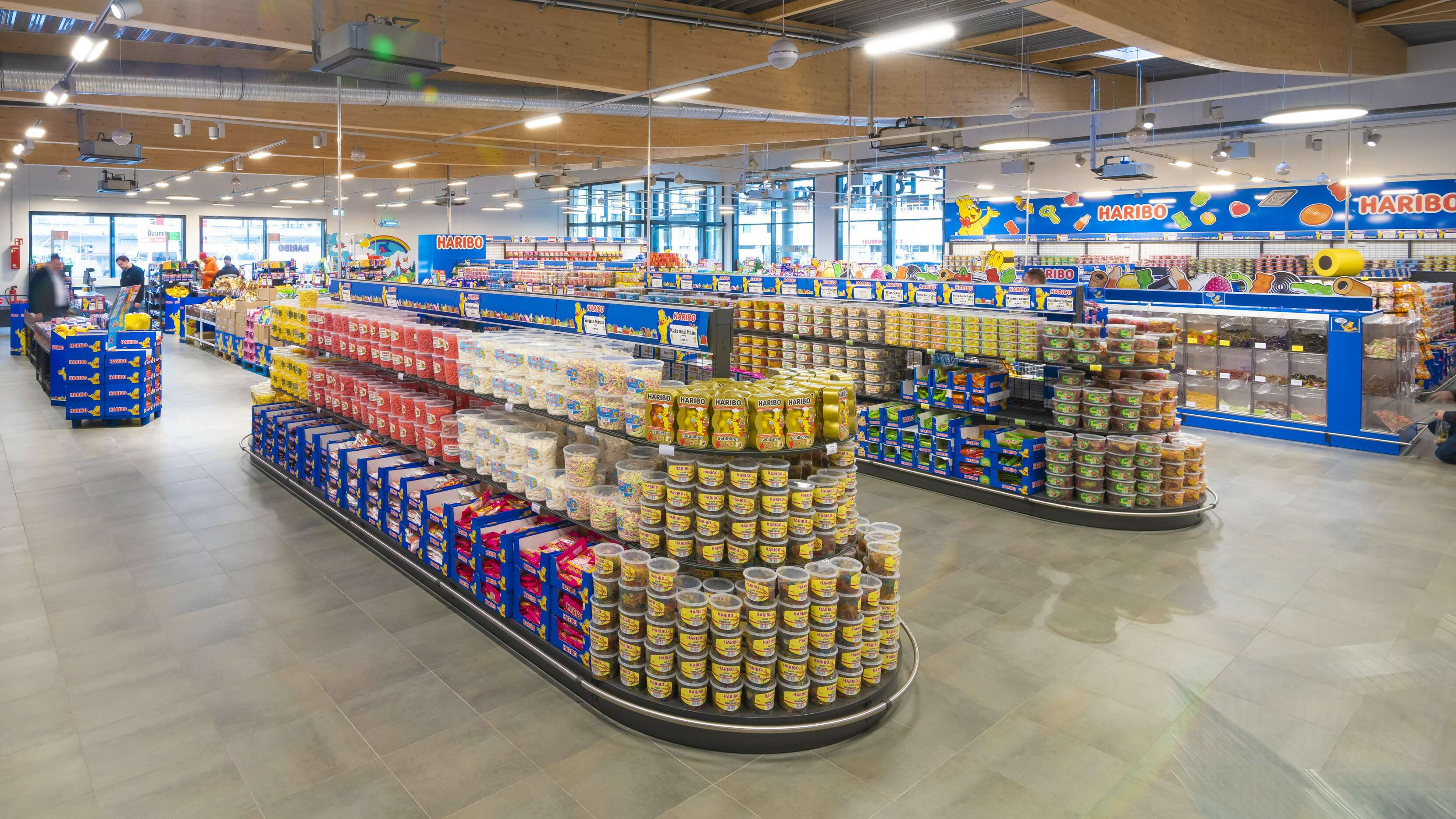 Aufnahme aus dem HARIBO Fabrikverkauf mit Blick auf verschiedene Produktregale