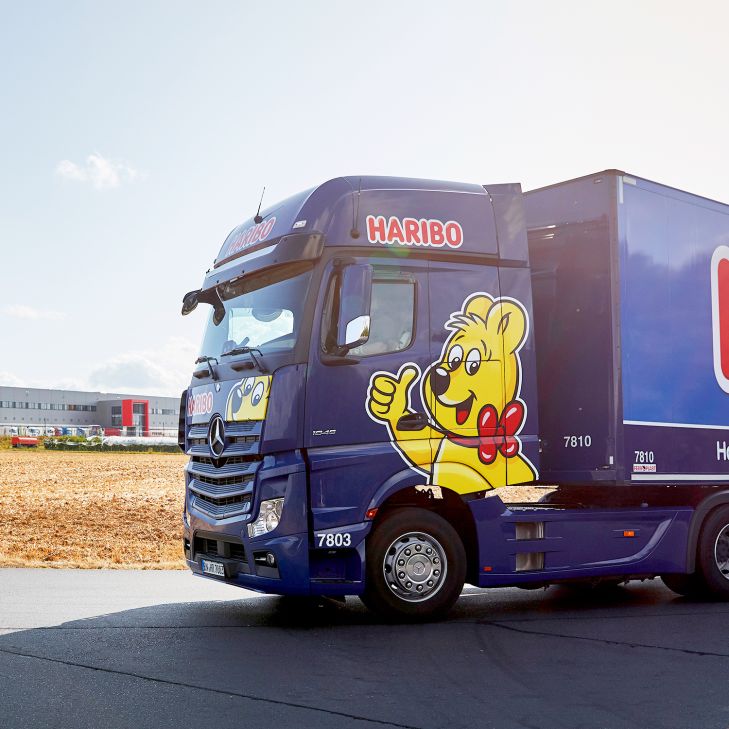 Vrachtwagen met goudbeer en HARIBO-logo